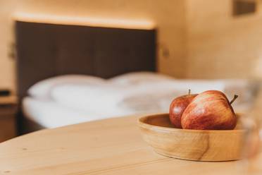 Apfel im Zimmer im im Naturhotel Molzbachhof