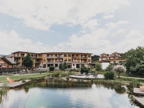 Holzhotel mit Naturbadesee in den Wiener Alpen