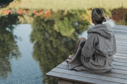 Frau am Badeteich im Gart'l Spa im Naturhotel Molzbachhof.