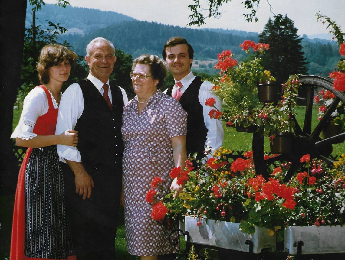 Familie Pichler 1975 vorm Hotel Molzbachhof