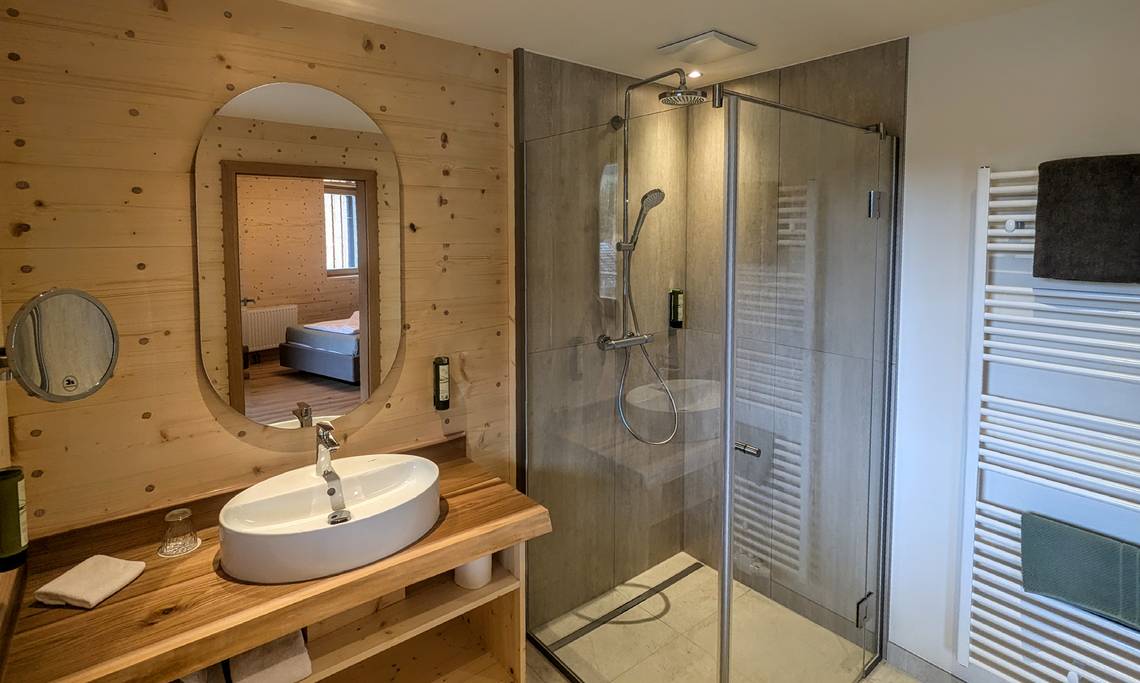 Bad im Einzelzimmer Weitblick im Naturhotel Molzbachhof.