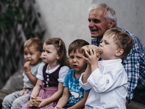 Der Opa mit den Enkerln