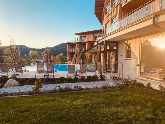 Sonnenuntergang auf der Poolterrasse