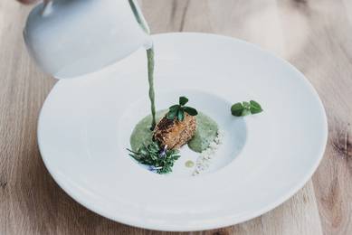 Köstliche Brennenesselsuppe im 4* Naturhotel Molzbachhof.
