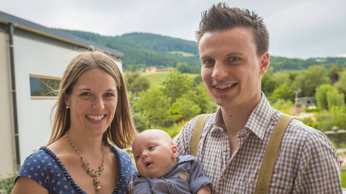 Peter Pichler mit Nina und Jonas bei der Eröffnung des Holzbachs