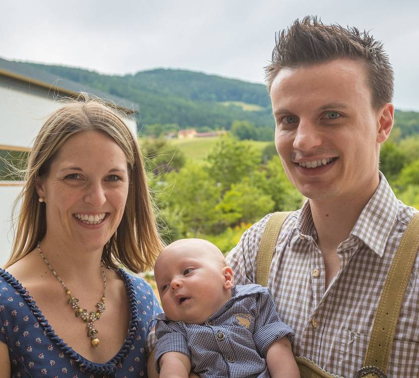 Peter Pichler mit Nina und Jonas bei der Eröffnung des Holzbachs