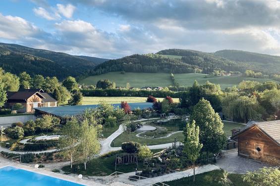 Blick auf das Paradiesgart'l vom 4* Naturhotel Molzbachhof