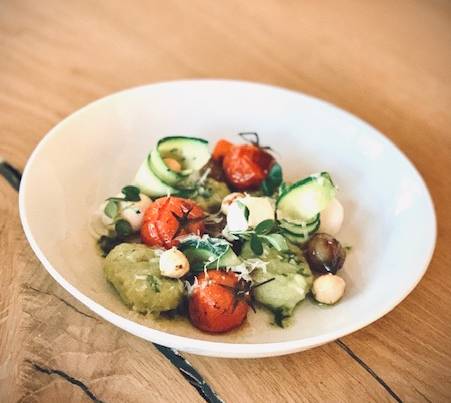 Bärlauchgnocchi mit Schmortomaten und Bergkäse im Molzbachhof