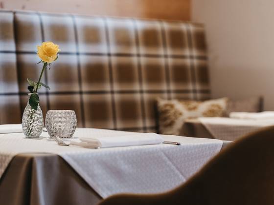 Tisch im Stüberl im Wirtshaus Molzbachhof.