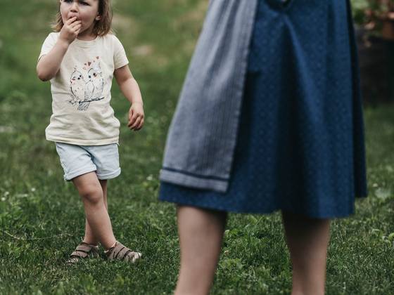 Nora im Garten vom Molzbachhof