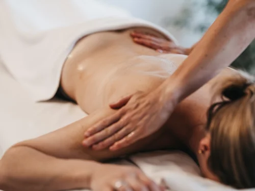 Wohltuende Massage im Naturhotel Molzbachhof (c) Heldentheater