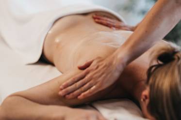 Wohltuende Massage im Naturhotel Molzbachhof (c) Heldentheater