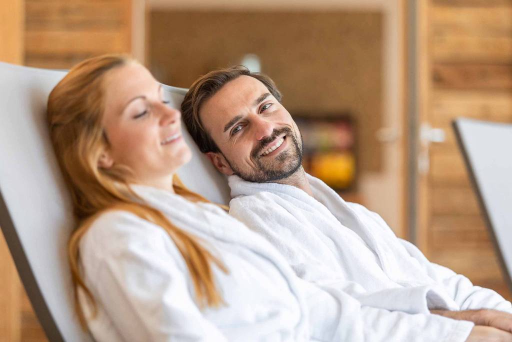 Paar im Ruheraum im Naturhotel Molzbachhof