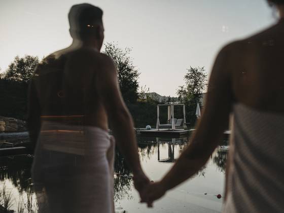 Paar im Gart'l Spa im Naturhotel Molzbachhof.