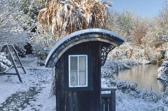 Hütte im verschneiten Paradiesgart'l im Naturhotel Molzbachhof