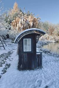 Hütte im verschneiten Paradiesgart'l im Naturhotel Molzbachhof
