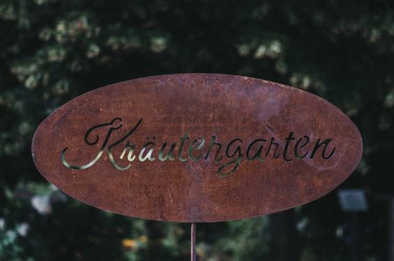 Kräutergartenschild im Paradiesgart'l.