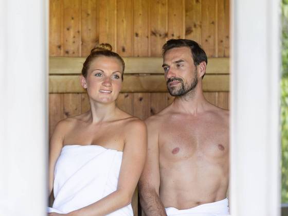 Paar in der Sauna im 4* Wellnesshotel Molzbachhof.