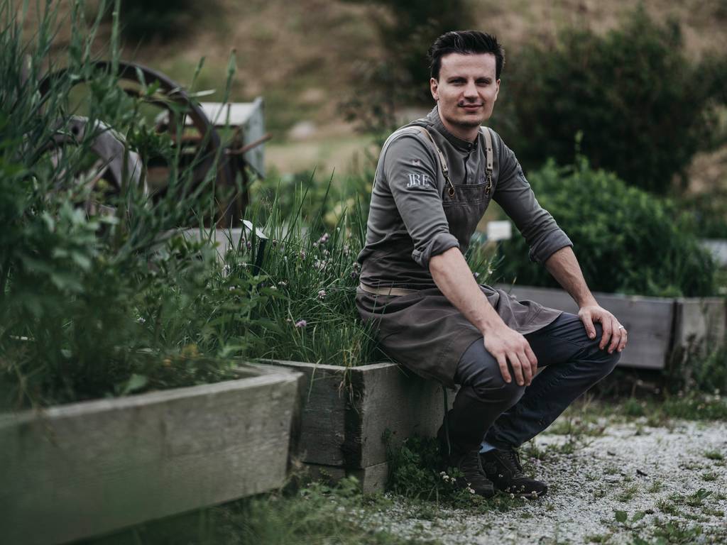 Peter sitzt im Garten vom Naturhotel Molzbachhof (c) Heldentheater.