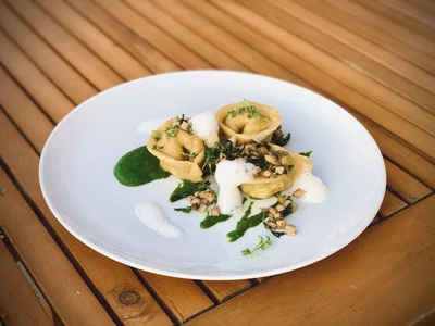Ravioli vom gekochtem Jungrind mit Brennnesselspinat im Gourmetrestaurant