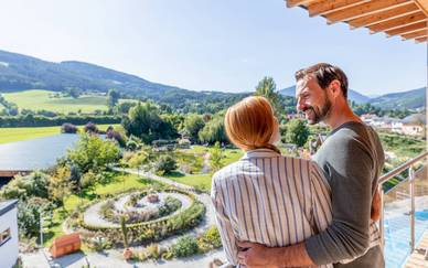 Am Balkon des Holzbach im Naturhotel Molzbachhof