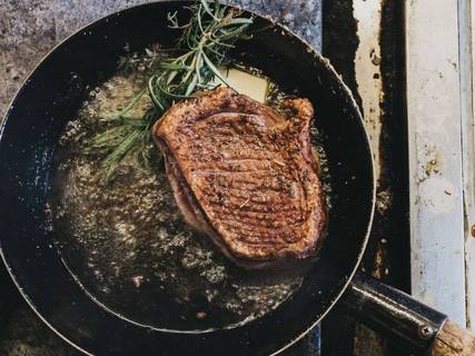 Pfanne mit gebratenem Ganssteak.