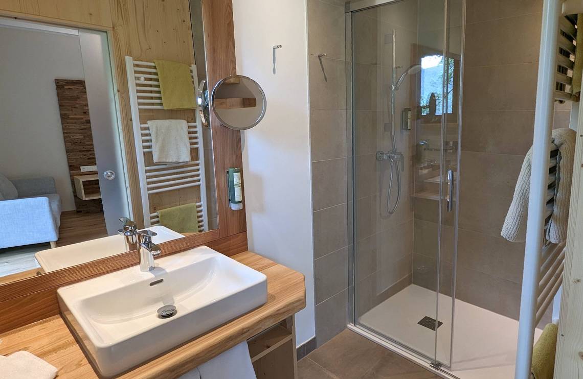 Bad im Zimmer Molzbach im Naturhotel Molzbachhof.