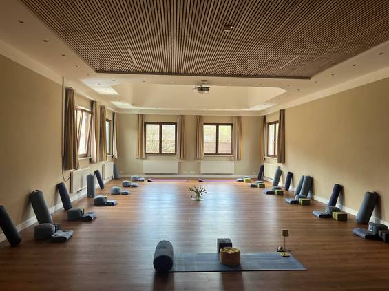 Yoga Equipment im großen Seminarraum im Naturhotel Molzbachhof.