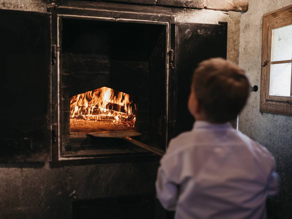 Kind vor dem Brotofen in der Mühle im Naturhotel Molzbachhof.