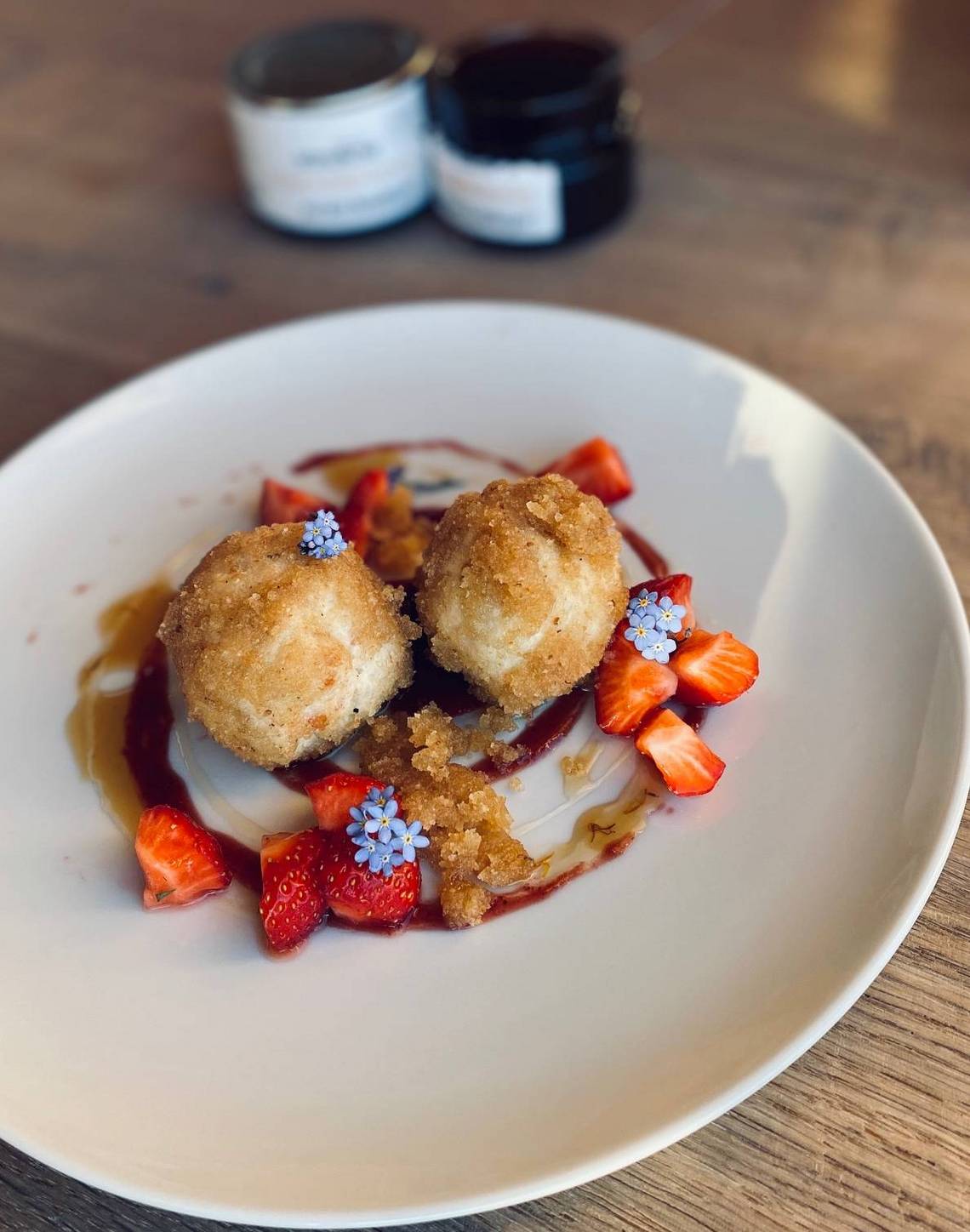 Topfenknödel mit Löwenzahnhonig im Gourmetrestaurant