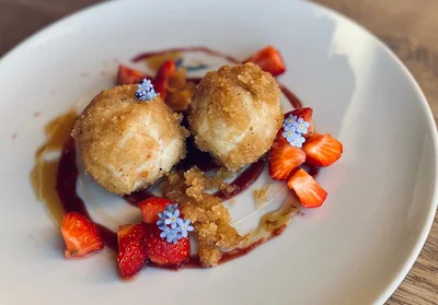 Topfenknödel mit Löwenzahnhonig im Naturhotel Molzbachhof.