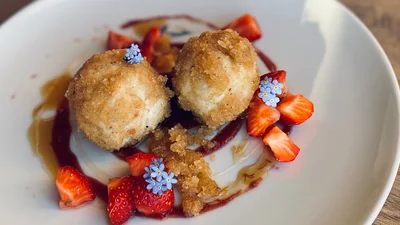 Topfenknödel mit Löwenzahnhonig im Gourmetrestaurant