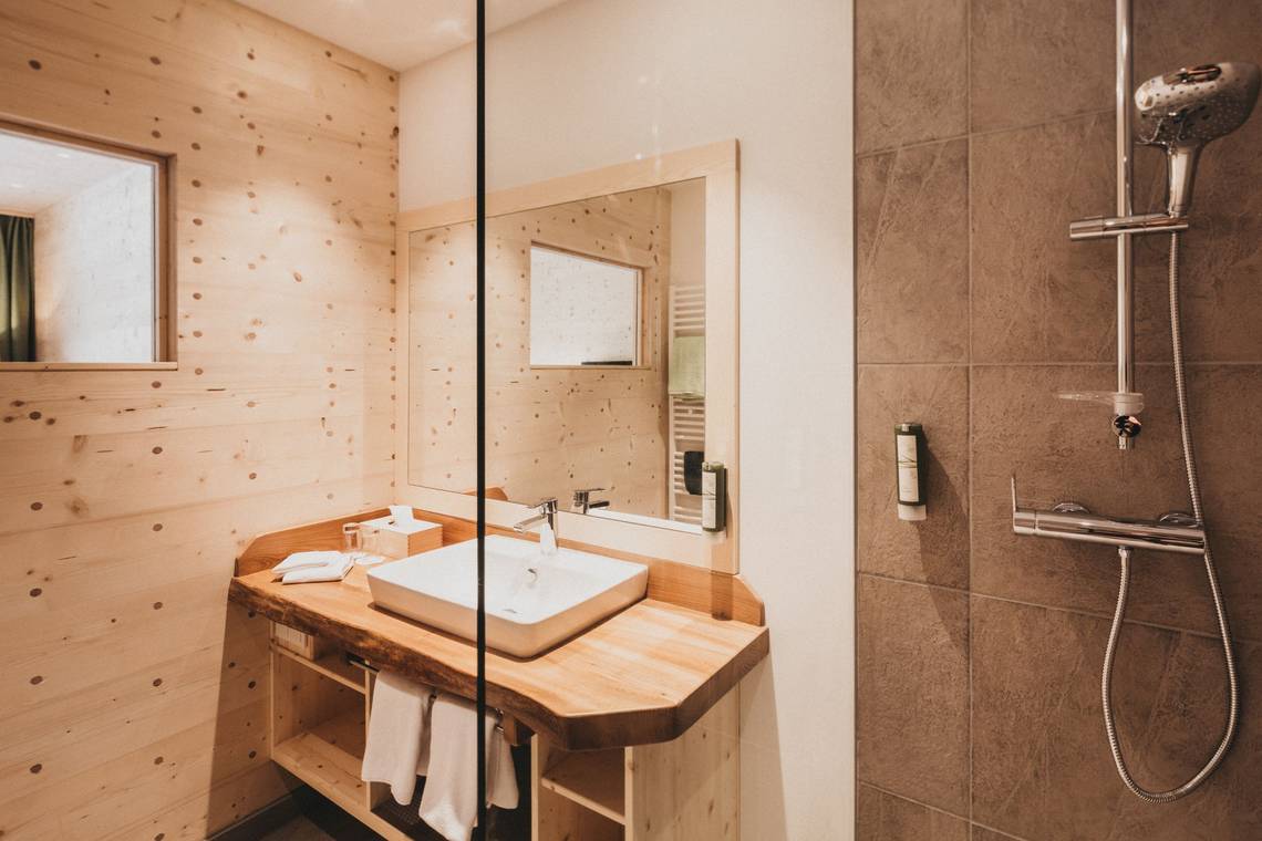 Badezimmer im Holzhotel Molzbachhof